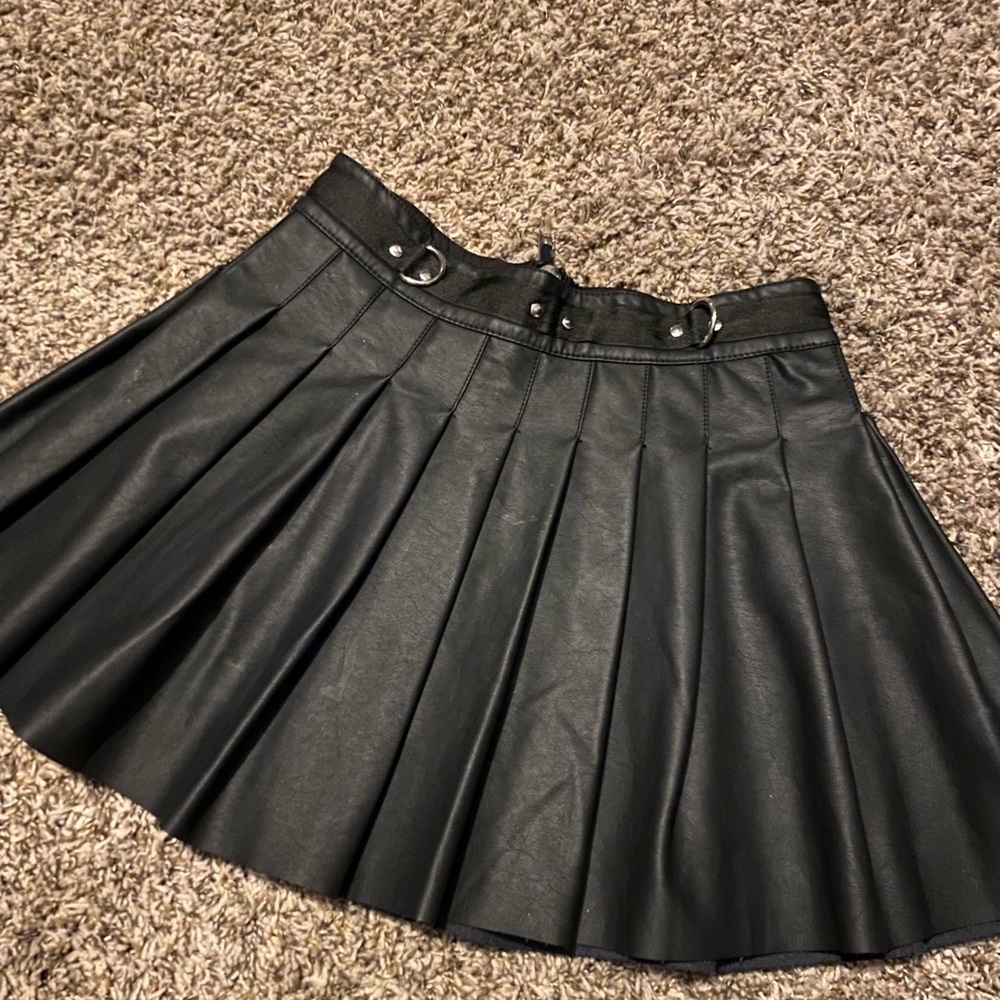 Rocker Black zip up pleated faux leather o ring bondage mini skirt